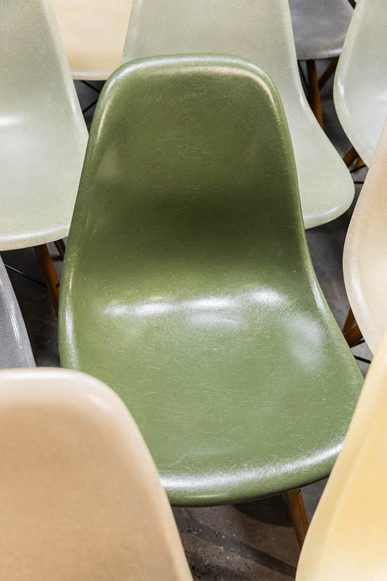 Image 1 of Eames DSW glasvezelstoelen