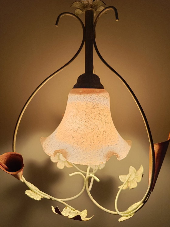 Image 1 of Lampadario in ferro battuto con tulipano in vetro di granito rosa