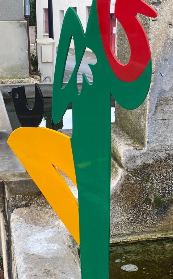 Image 1 of Lili Come La Escapada del Juego de Ajedrez Escultura en acero Pintura automotriz 2025 90 x 30 x 30 9 kgs Firma en acero 1900 e