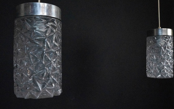 Image 1 of Een paar Italiaanse hanglampen van glas en gepolijst aluminium, jaren 70.