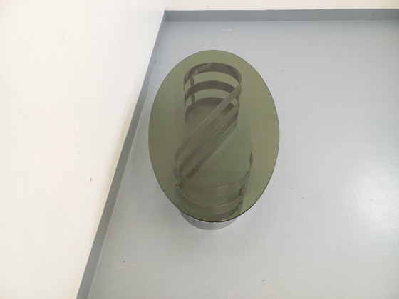 Image 1 of Vintage ovale salontafel van rookglas en verchroomd metaal uit de jaren 70.