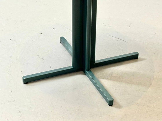 Image 1 of Ronde eettafel met wit blad en centrale voet, jaren 90
