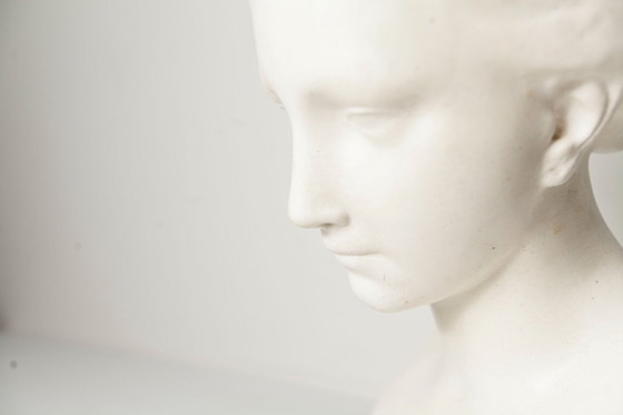 Image 1 of Busto de mármol de una mujer, 43 cm, Museo del Louvre, 1445