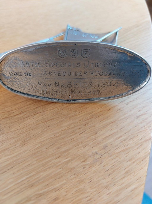 Kleines Schiff aus 94% Zinn, Sammlerstück Nr. 50 der Arnemuiden Hoogaars – decoratieve objecten, Metal (photo 2 of 5)