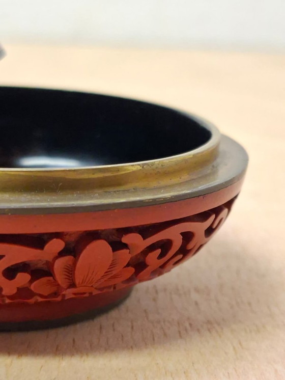 Image 1 of Tasse à encre rouge de Chine avec des fleurs sculptées à la main - vers 1940