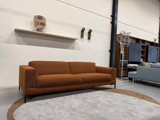 Image 1 of Divano Aikon a 4 posti in tessuto Terra, disponibile in magazzino