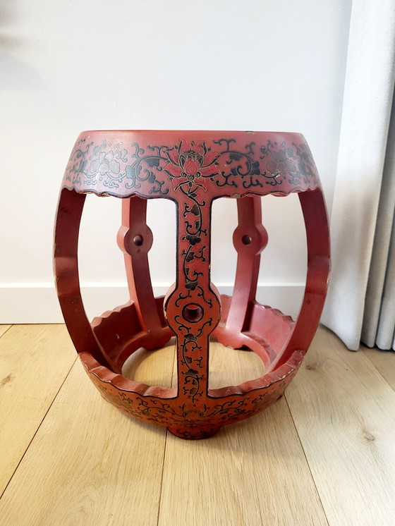 Image 1 of Chinees Houten Krukje of Bijzettafeltje, Laqué Rode Kleur, Versierd Floraal Decor