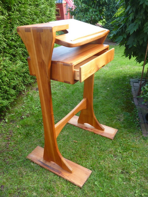 Pupitre debout en bois massif unique / Secrétaire design – Chef-d'œuvre artisanal avec queues d'aronde (Cerisier/Aulne)