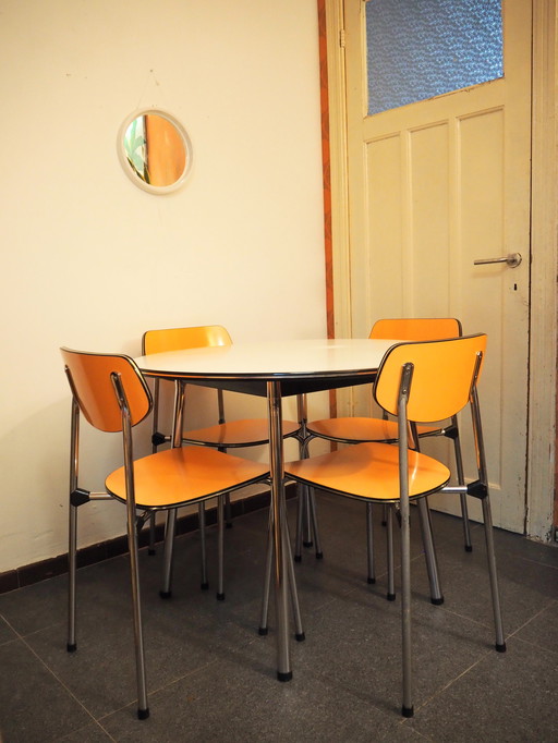 Table ronde et chaises orange assorties, 1970