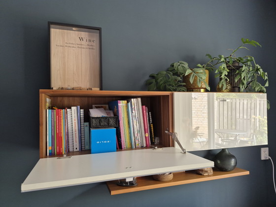 Image 1 of Mobile e mensola a muro Hülsta Xelo Design – Noce e vetro bianco lucido