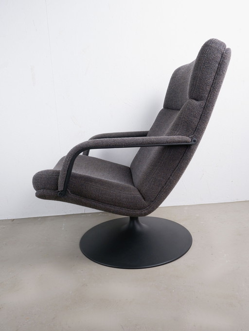 Artifort F156 Swivel Armchair