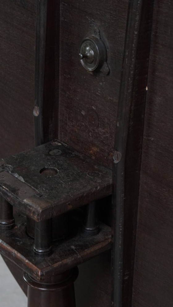 Image 1 of Antiker englischer Vogelkäfig mit drehbaren Beinen und kippbarer Tischplatte aus dem 18.