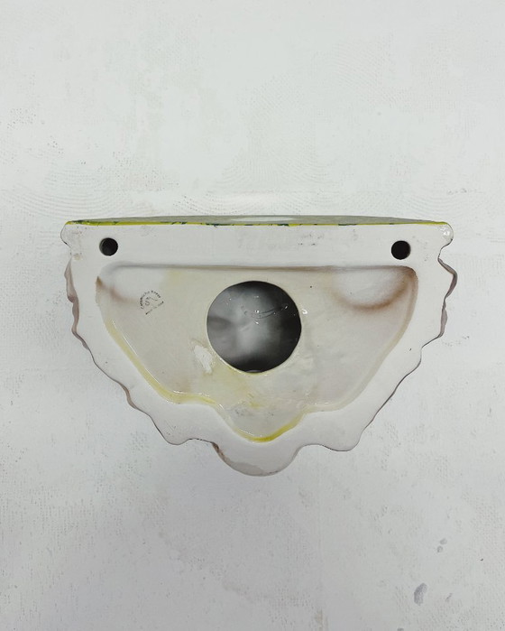 Image 1 of Estante de pared de cerámica con forma de león