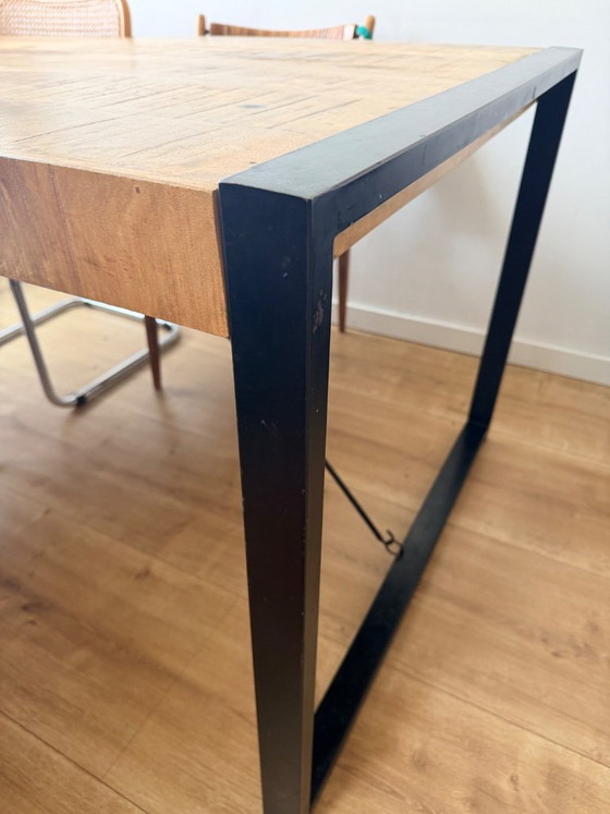 Image 1 of Mesa de comedor industrial de madera de mango con base de metal.