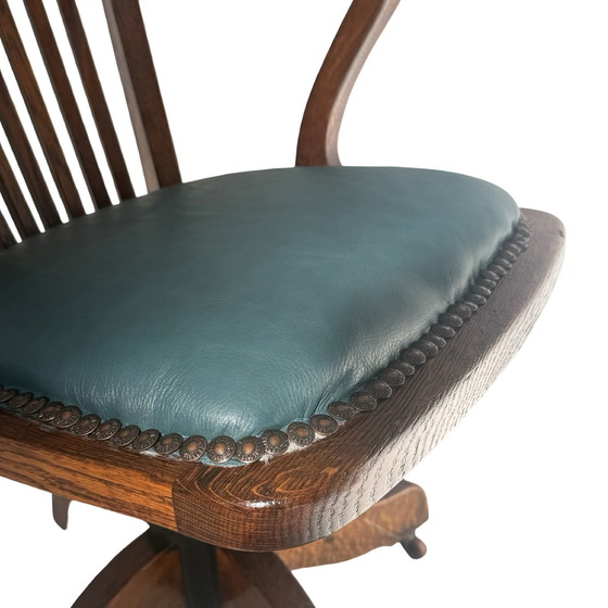 Image 1 of Silla de capitán de madera curvada - Montada sobre una base giratoria - Asiento verde, base de hierro fundido