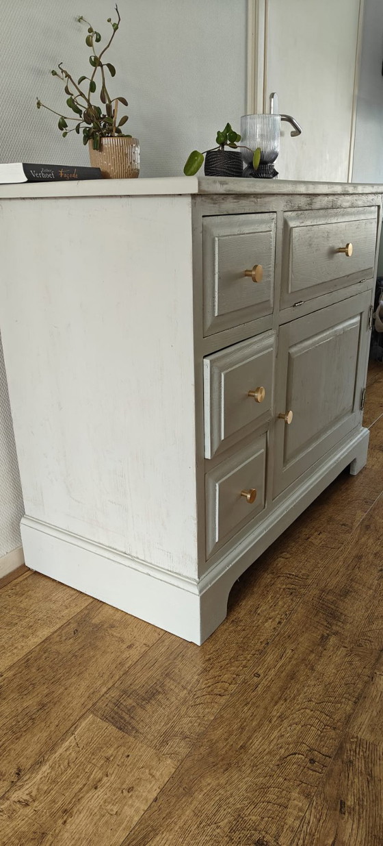 Image 1 of Landelijk kastje / dressoir – beige met messing knoppen