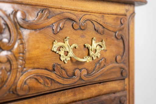 Cómoda curva, llamada Nîmes, en nogal, con 2 cajones. Siglo XVIII.