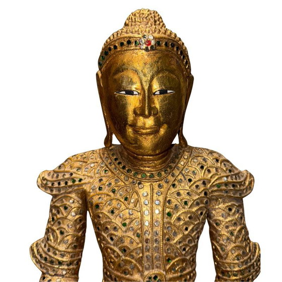 Estatua antigua de Buda Mandalay birmano – Madera dorada con decoración de vidrio – Myanmar c. 1880–1920 (photo 9 of 9)