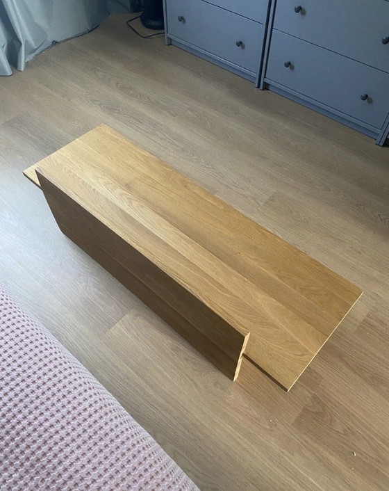 Banc oblique Ferm Living en chêne – Wood (photo 5 of 6)