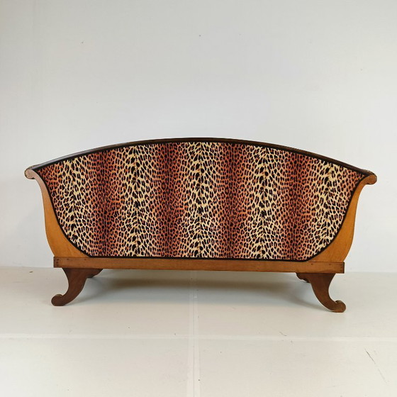 Image 1 of Sofá Biedermeier antiguo con ribete de leopardo