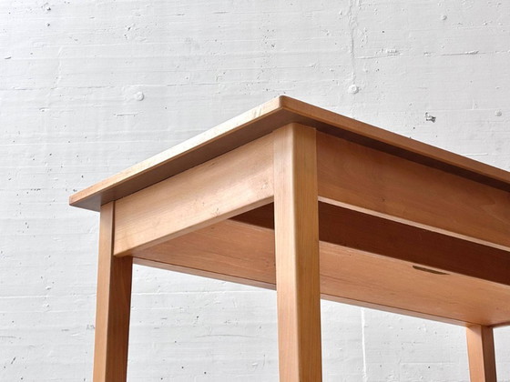 Image 1 of Bureau/werktafel van massief hout met laminaatblad, jaren 50.
