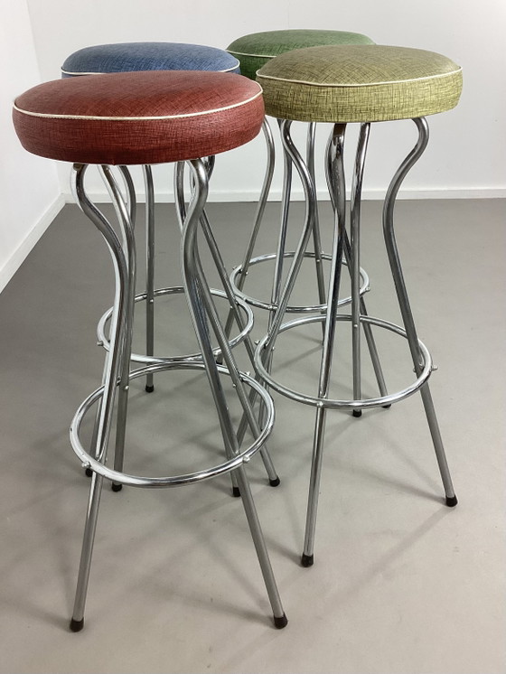 Quatre tabourets de bar chromés vintage des années cinquante – Chrome, Skai (photo 7 of 7)