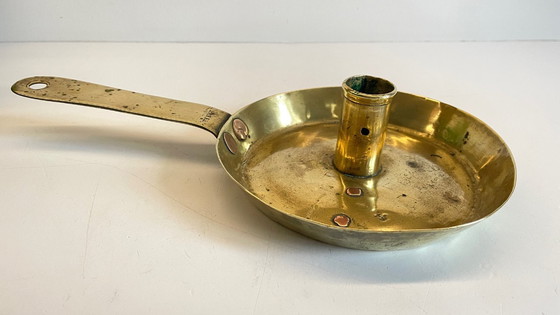Image 1 of Antiker, niedriger Kerzenleuchter aus massivem Messing