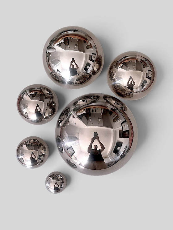 Set van 6 Sculpturale Roestvrijstalen Halve Bollen – Moderne Reflecterende Wanddecoratie – Trendy, Spiegels (photo 8 of 15)