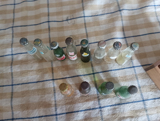 Image 1 of Rare coffret miniature de bouteilles vintage des années 1960 avec son étui d'origine, industrie argentine