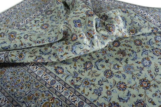 Image 1 of Tappeto in sughero Kashan annodato a mano – 423 x 304 cm – Pregiato tappeto orientale color verde pistacchio con motivi floreali