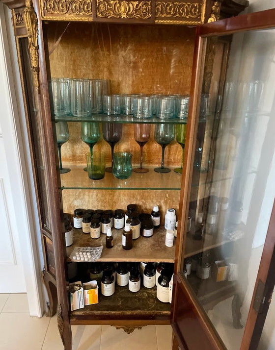 Image 1 of Élégante vitrine décorative de style Louis XV français