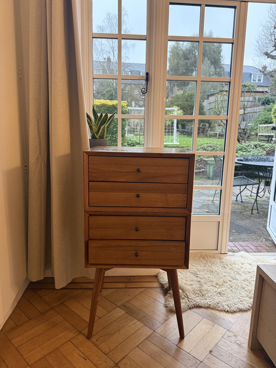 Image 1 of Cassettiera in legno massello di metà secolo - Condizioni eccellenti