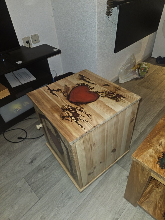Image 1 of Uniek Epoxy Nachtkastje | Lichtenberg &Glow-in-the-Dark Hart