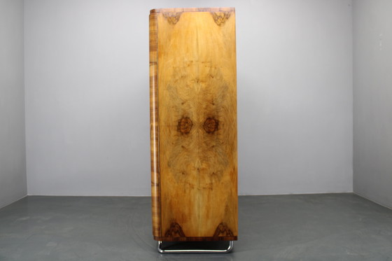 Image 1 of Armadio Bauhaus anni '30 di Vichr &amp; Spol in finitura noce, Cecoslovacchia