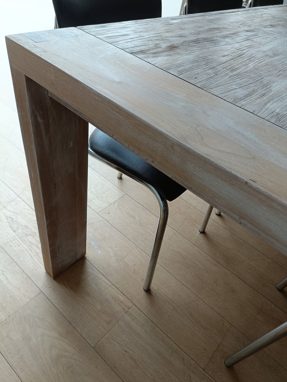 Image 1 of Eettafel van massief hout.