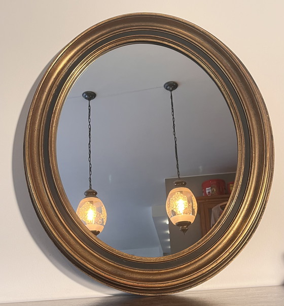 Image 1 of Miroir mural ovale raffiné avec cadre en bois doré