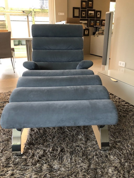 Cor Sinus con braccioli e poggiapiedi in Alcantara