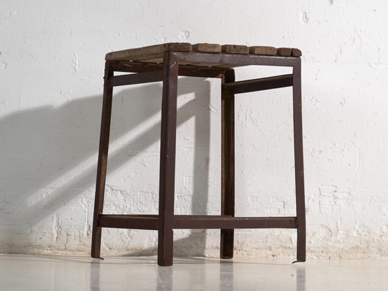 Antique industrial stool in pine wood and iron – Central Europe, circa 1950 – Industrieel (photo 21 of 40)