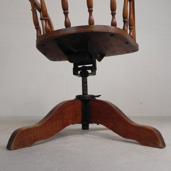 Image 1 of Silla de oficina de roble con sistema de muelles y altura regulable, década de 1930.