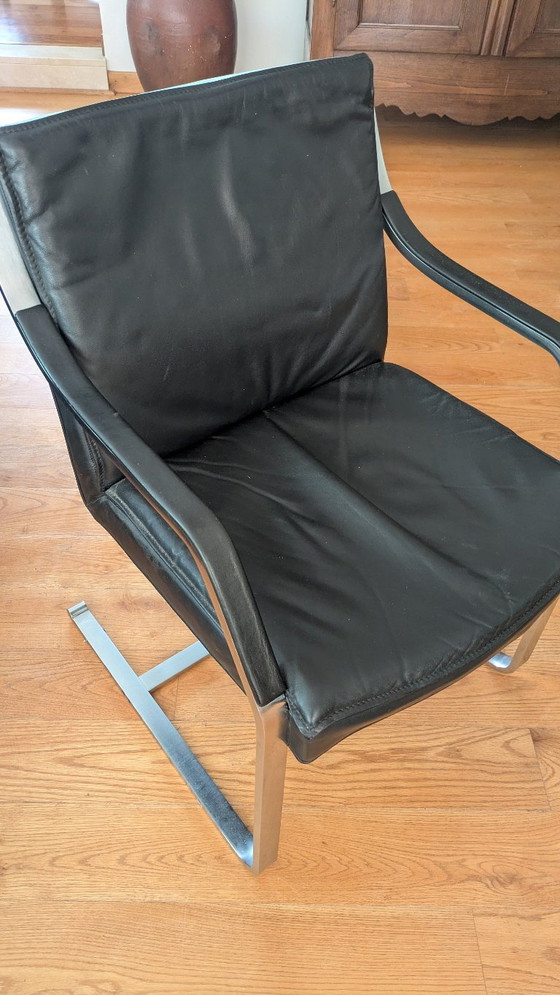 Image 1 of 4 zwarte lederen stoelen Freischwinger Alpha + glazen tafel, vintage set, Art Collection - Walter Knoll