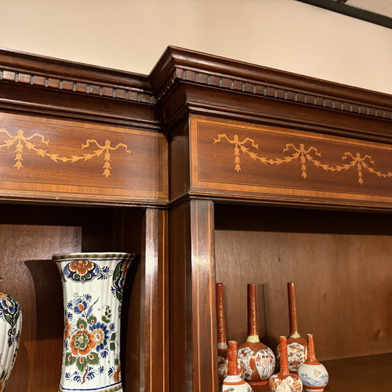 Image 1 of Oude Engelse boekenkast met Breekfrond en verstelbare schappen met notarisambt inlegwerk boven in de kop