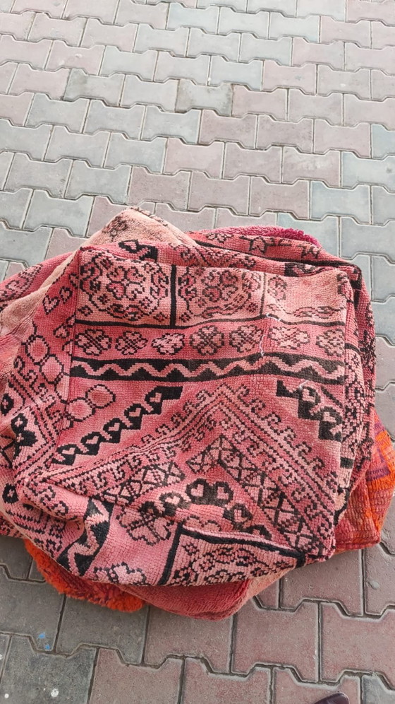 Image 1 of Handgemaakte poefs van vintage Marokkaanse tapijten – €120 per stuk