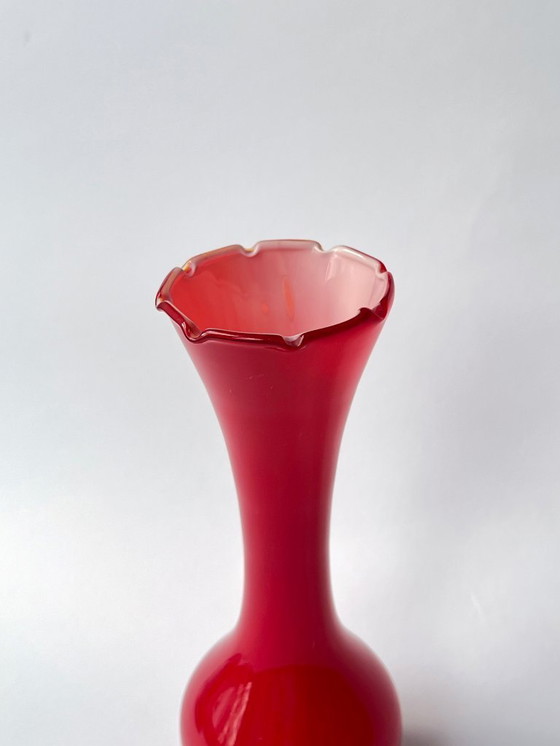 Image 1 of Jarrón rojo con volantes de estilo moderno de mediados de siglo