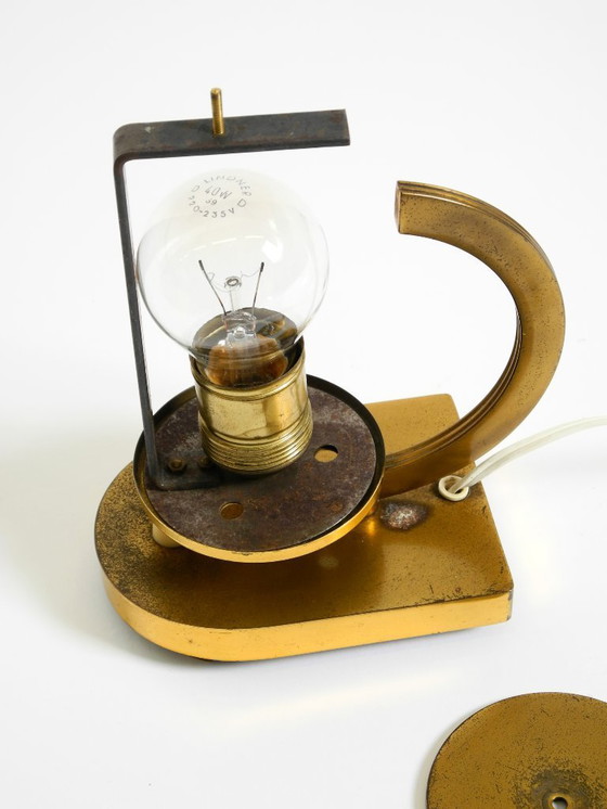 Image 1 of Lampe de table en laiton des années 1940, rare et magnifique, avec abat-jour en verre opale.