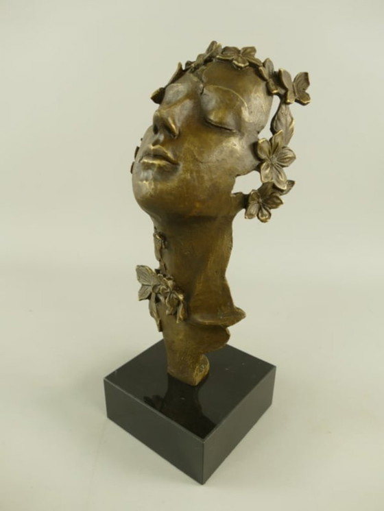 Image 1 of Statua in bronzo di una donna con farfalle e fiori