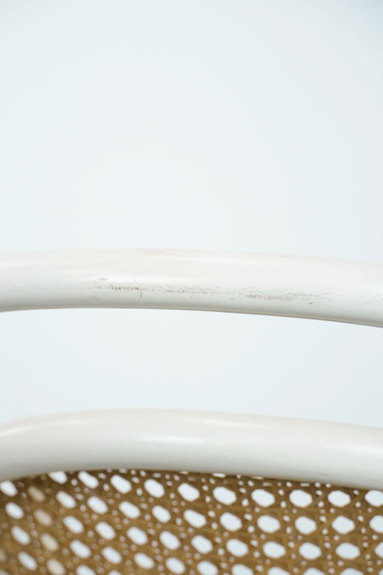 Image 1 of Sedia da bistrot bianca vintage con braccioli in stile Thonet