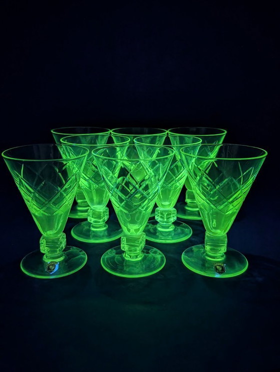 Image 1 of 8 vasos pequeños "Vietnam" estilo Art Déco (Doyen) reactivos a la luz UV