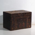 Baule antico dipinto in legno di pino – Cina, circa 1900 – Armadi contenitori, Iron (photo 6 of 40)