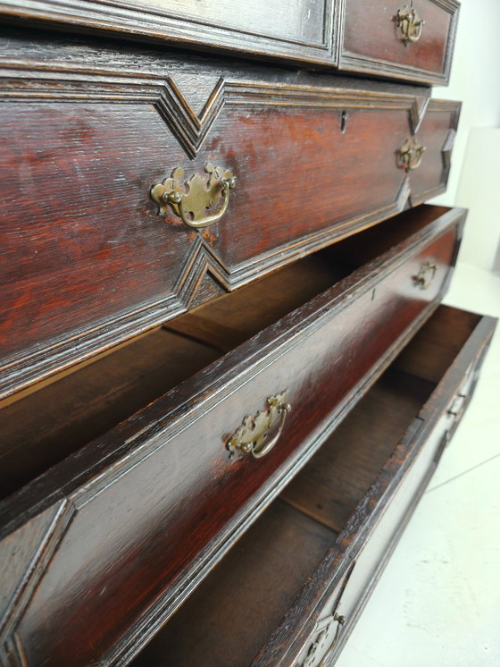 Image 1 of Cassettiera inglese in rovere con pannelli geometrici, ca. 1680