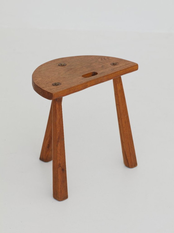 Image 1 of 2 vintage massief houten halfronde driepootkrukjes, circa 1950